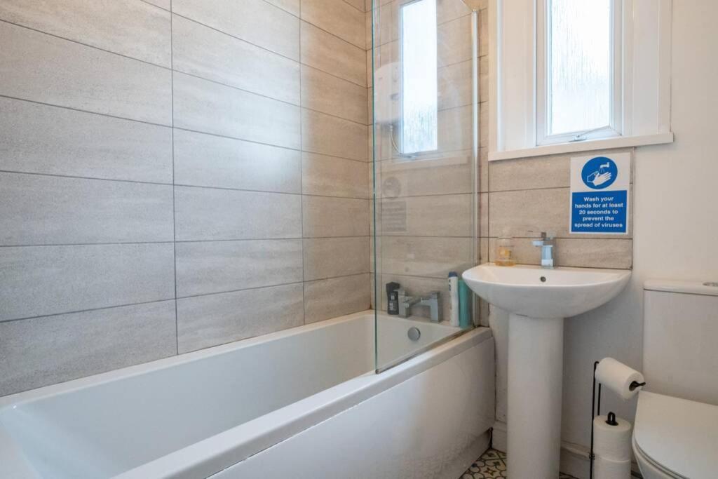 Phenix Central - Huge 3 Bed, Super Equipped Apartment. Кардиф Екстериор снимка