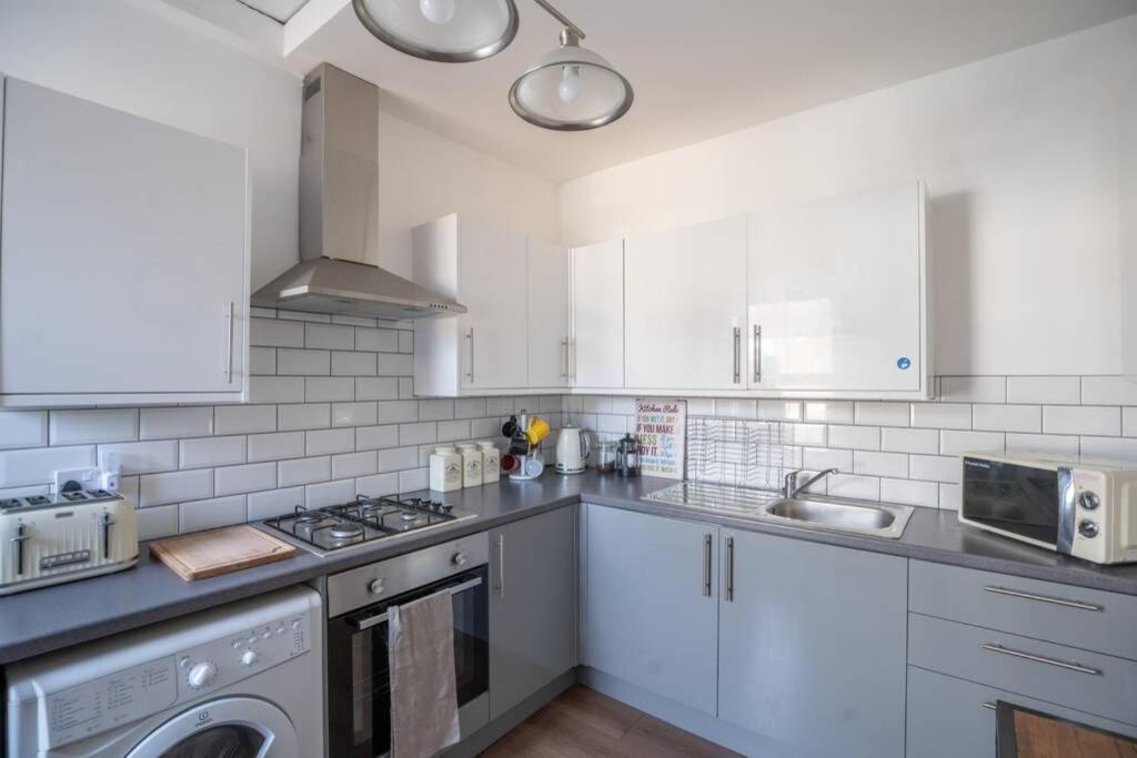 Phenix Central - Huge 3 Bed, Super Equipped Apartment. Кардиф Екстериор снимка